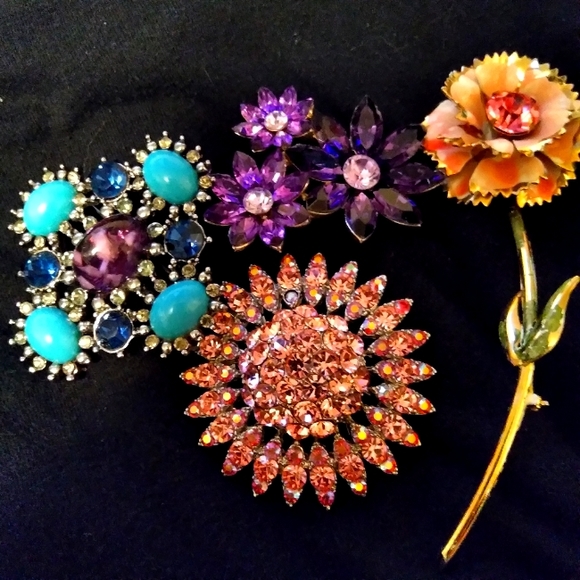 Jewelry - Four bright bold brooches